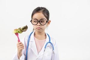 Asia poco ragazza giocando medico foto