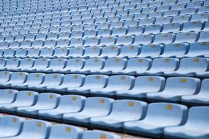 primo piano dettaglio dei sedili dello stadio blu foto