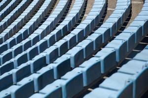 primo piano dettaglio dei sedili dello stadio blu foto