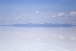 Salar de Uyuni distesa di sale in Bolivia foto
