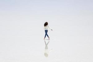 giovane donna al salar de uyuni distesa di sale in bolivia foto