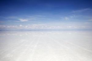 Salar de Uyuni distesa di sale in Bolivia foto