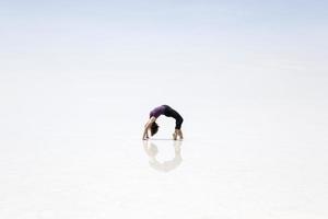 giovane donna al salar de uyuni distesa di sale in bolivia foto