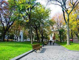 persone in un parco nel centro di montreal, canada foto