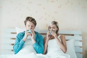 coppia felice di bere il caffè al mattino foto