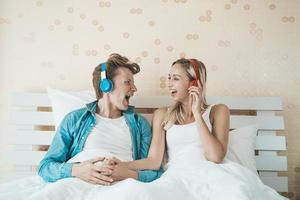 coppia felice che ascolta le canzoni al mattino