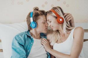 coppia felice che ascolta le canzoni al mattino