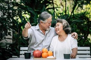 coppia di anziani giocando e mangiando un po 'di frutta foto