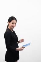 sorridente giovane donna d'affari utilizza un tablet pc isolato su sfondo bianco. foto