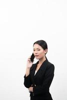 ritratto di imprenditrice fiduciosa utilizzando il telefono cellulare isolato su sfondo bianco foto