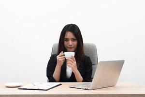 giovane imprenditrice asiatica con notebook in ufficio isolato su sfondo bianco foto