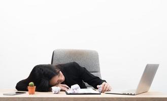 stanco oberati di lavoro giovane donna d'affari dorme in ufficio sul posto di lavoro foto