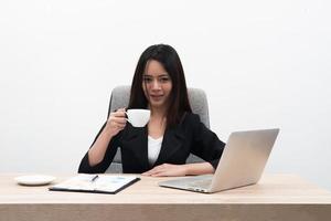 giovane donna asiatica di affari con il taccuino in ufficio isolato su sfondo bianco foto