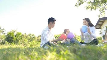 ritratto di famiglia asiatica con palloncini foto