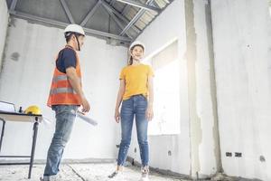 due persone che lavorano alla costruzione di una casa foto