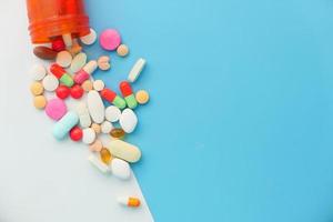Close up di molte pillole colorate foto
