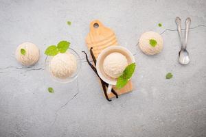 gelato alla vaniglia su uno sfondo grigio foto