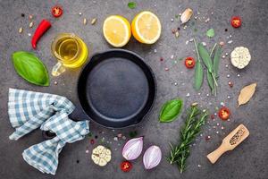 padella per friggere con ingredienti freschi foto