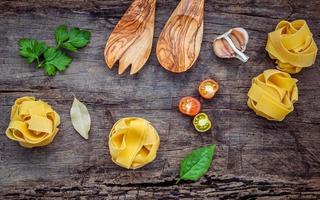 utensili in legno e ingredienti italiani foto