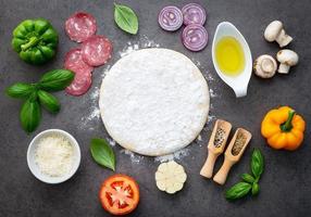ingredienti per pizza su pietra foto