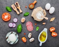 vista dall'alto degli ingredienti della pizza foto