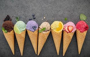 gelato colorato e frutta su uno sfondo gay foto