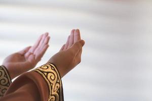 mani di una donna musulmana o islamica gesticolando mentre pregava a casa