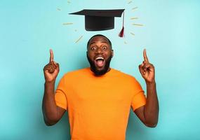 uomo è contento per avere raggiunto la laurea e successo nel studi foto