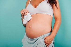 incinta donna aspettandosi un' bambino carezze sua pancia foto