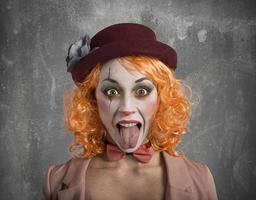 divertente smorfia clown ragazza ragazza con lingua al di fuori foto