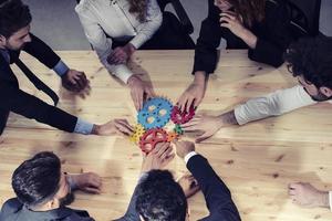 attività commerciale squadra Collegare pezzi di ingranaggi. foto a partire dal sopra. lavoro di squadra, associazione e integrazione concetto