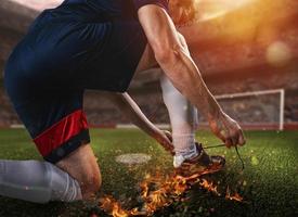 calcio giocatore con ardente scarpa pronto per giocare foto