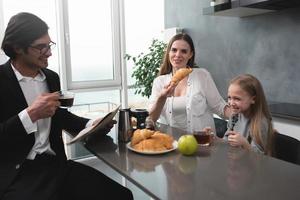 contento famiglia avere un' prima colazione a casa foto