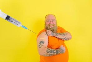 contento uomo con barba e tatuaggi fa il vaccino contro covid-19 foto