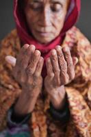 primo piano delle donne anziane che pregano a mano al ramadan foto