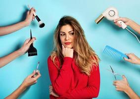 donna pensa per fare trucco e capelli stile. concetto di bellezza e moda foto