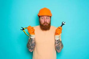 lavoratore con giallo cappello è confuso di il suo opera foto