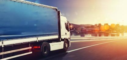 camion correre veloce su il autostrada per consegnare foto