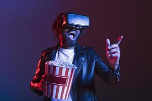 uomo con vr bicchieri e Popcorn orologi un' 3d film foto