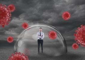 uomo d'affari tranquillamente dentro un' scudo cupola quello protegge lui a partire dal virus. protezione e sicurezza concetto foto