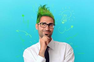 creativo uomo d'affari con verde capelli pensa di un' pazzo progetto foto