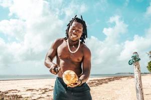 keniano persone con Noce di cocco a il spiaggia con tipico Locale Abiti foto