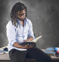 insegnante legge il interessante libri prima classe foto