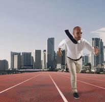 uomo d'affari atti piace un' corridore. concorrenza e sfida nel attività commerciale concetto foto