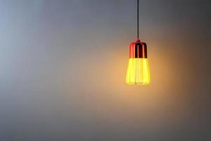 alcuni leggero lampadina composizione quello vetrine semplicità e calma. il neutro toni di il Basso leggero creare un' calmante atmosfera, Perfetto per casa arredamento, benessere, o creativo pubblicità. foto