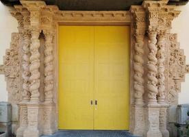 giallo antico porta da qualche parte nel Spagna foto
