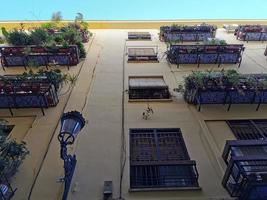interessante balconi su un vecchio costruzione, Spagna foto