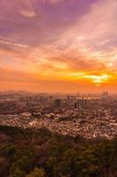 vista della città di seoul, corea del sud, al tramonto foto