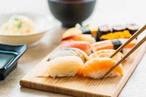 salmone, tonno, conchiglia, gamberetti e altri sushi maki di carne foto