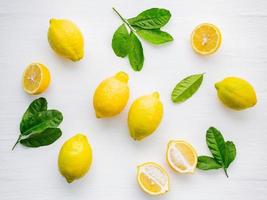 limoni isolati su bianco foto